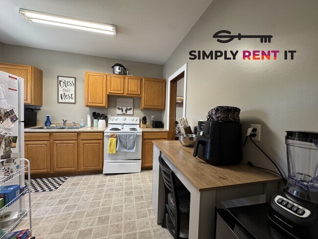 Large 3 Bedroom | On Campus | Free parking | Signing Bonus!
