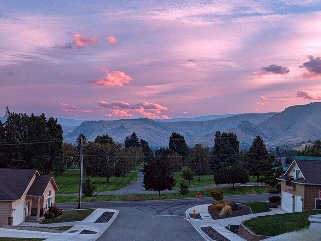 Photo - Beautiful 3+ bed, 3 bath home with 4 car garage, VIEWS, chef's kitchen and much more!