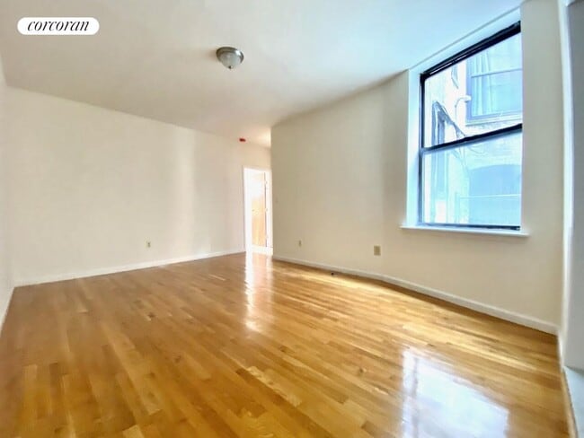 Building Photo - 585 Isham St