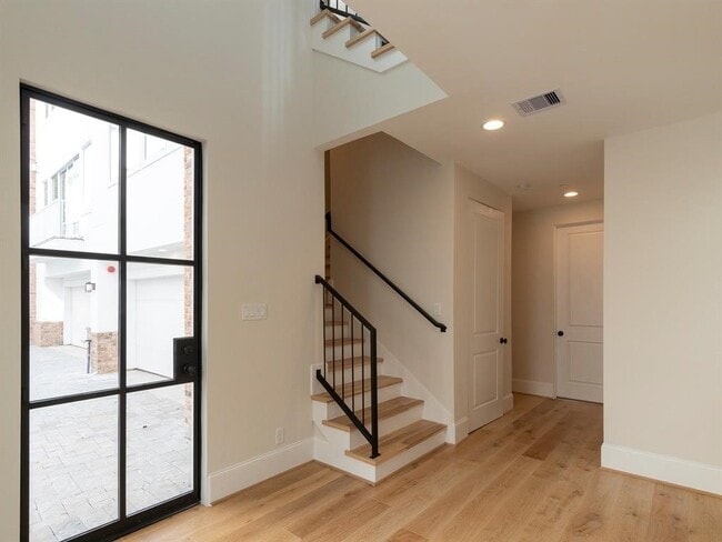 Building Photo - 3821 N Braeswood Blvd Rental