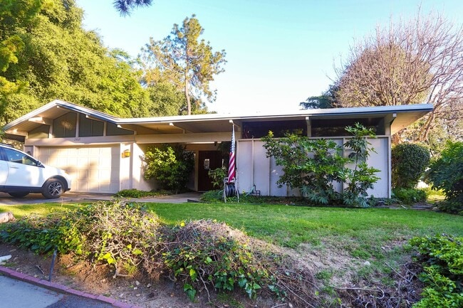 Photo - BEAUTIFUL 3 BEDROOM HOME WITH POOL IN THE HILLS OF LA CRESCENTA