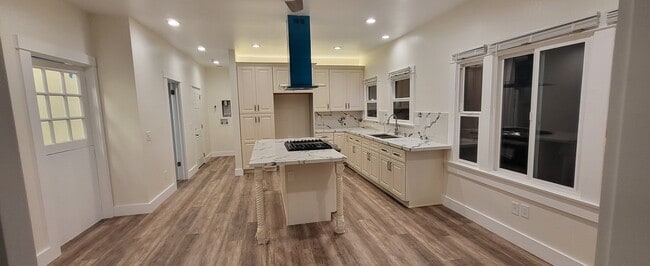 Building Photo - 740 Lime Ave Unit B