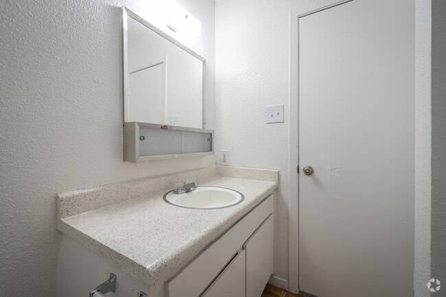 1BR, 1BA - 650SF - Bathroom