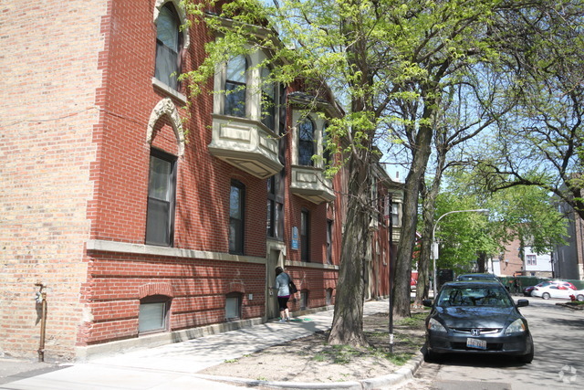 Building Photo - 1821 W Belmont Ave Rental