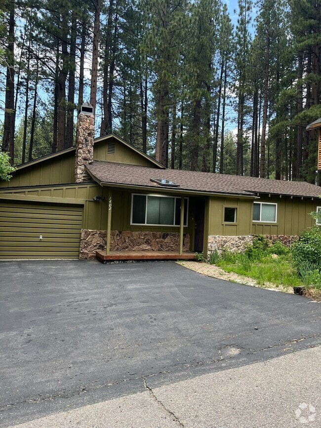 Building Photo - 1402 June Way Rental