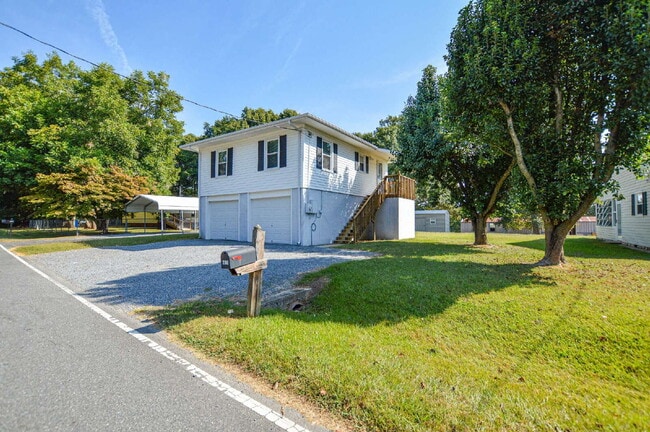 Building Photo - Budget-Friendly Fort Mill Home with Garage...