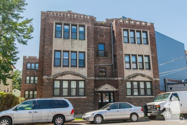 Building Photo - 2229 W Wilson Ave Rental