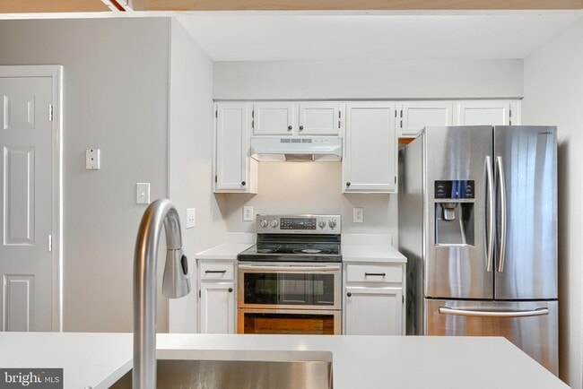 Photo - 309 Overlea Pl