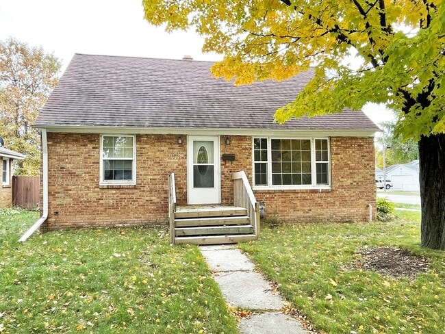 Building Photo - Cute Home in the Heart of Green Bay! PETS WELCOME