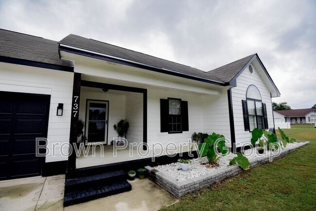 Photo - 737 Overhills Rd