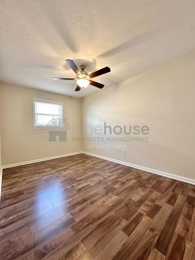 Building Photo - 909 Leisure Square Unit 201