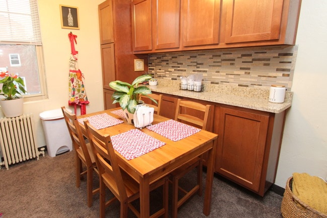 Photo - LONDON TERRACE APARTMENTS -- 014