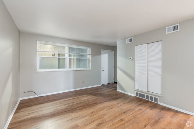 2BR, 1BA - 800SF - Living Room - 1957 Summit St