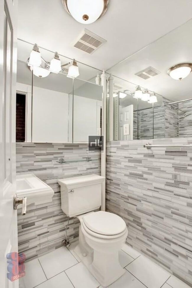 Photo - E 12TH ST. Unidad 7/PHE