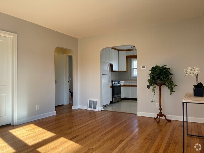 Building Photo - 1905 E Dayton St Rental