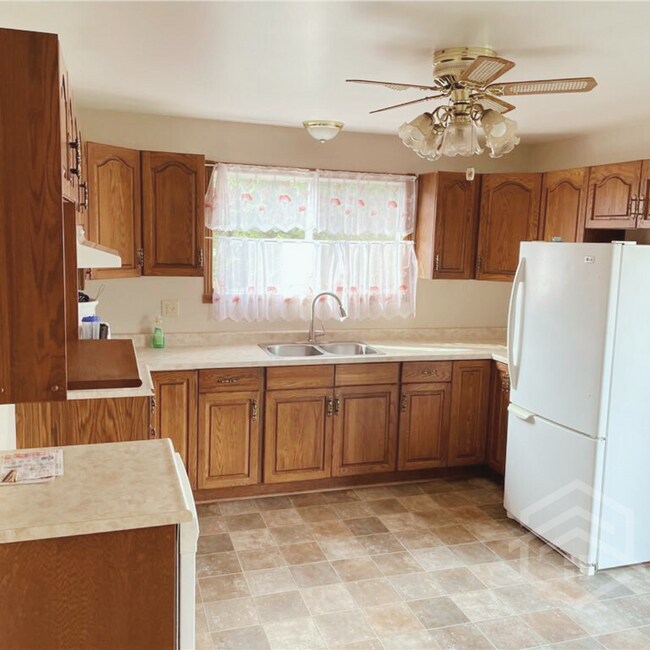 Photo - 3-Bedroom House in Tillsonburg!!