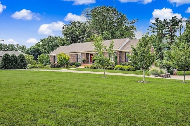 1913 Shamrock Dr
