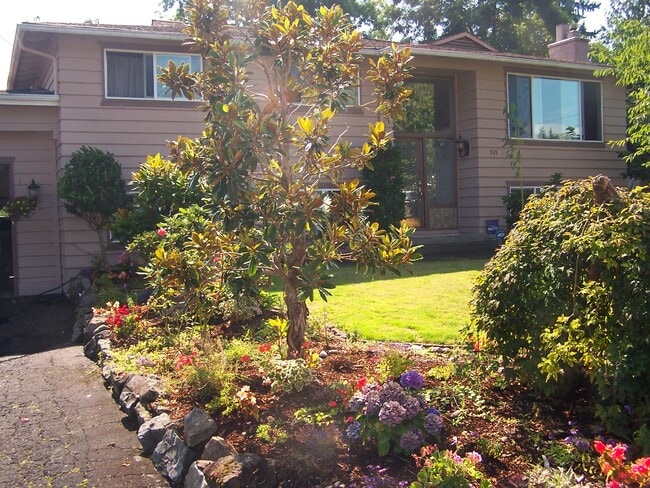 Building Photo - 7451 NE 146th St Unit Finn Hill