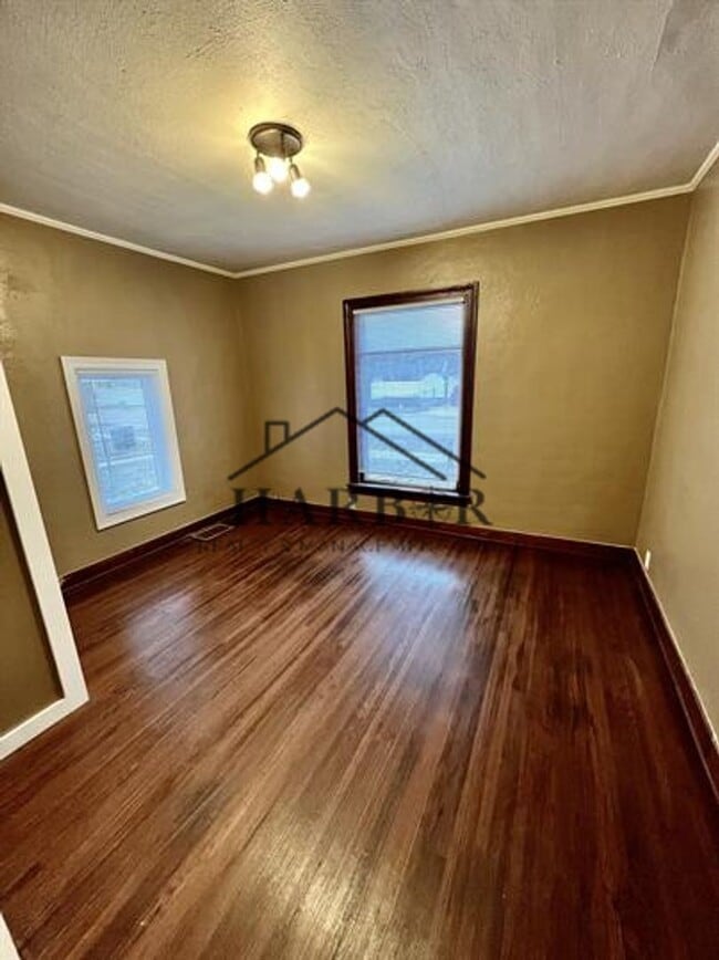 Photo - 403 10th St NW