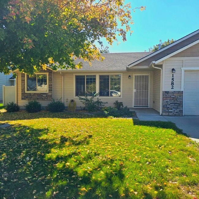 Photo - 1582 Poplar Ave