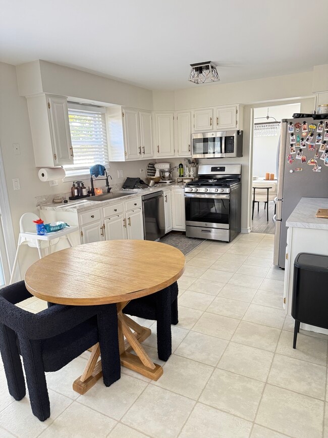 Photo - 1058 Longford Rd