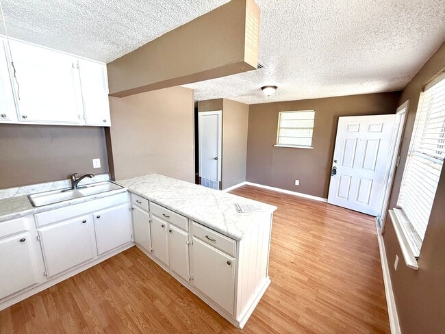 Photo - AVAILABLE NOW! 2 Bedroom / 1 Bath Duplex Near Brooks City Base!
