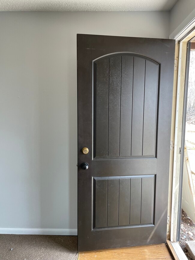 Entry unit 2 - 1209 E 4th St Unit 2