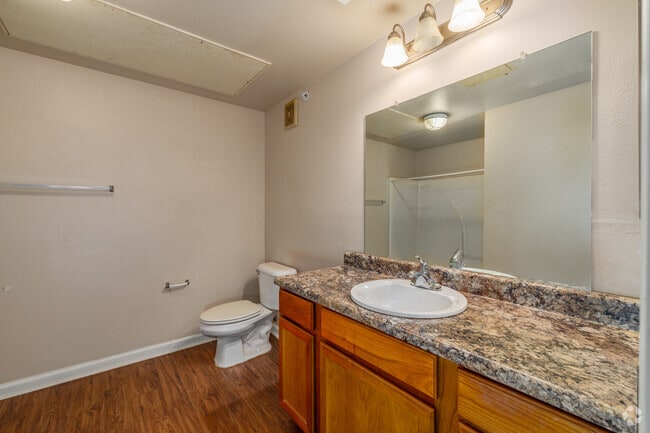 2BR, 2BA - 1,000SF - Second Bathroom
