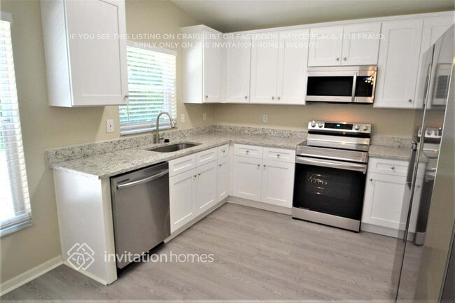 Photo - 657 Silver Birch Pl