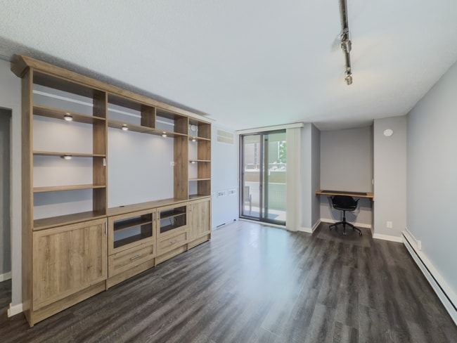 Building Photo - 1BR/1BA Condo with a Private balcony, Upda...
