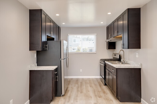 2BR, 1BA - 847SF - Kitchen