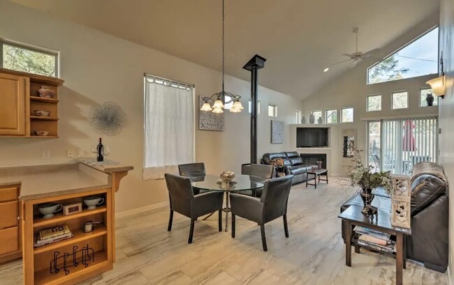 Comedor, Puerta del patio - 210 W Cedar Ave Unidad Home