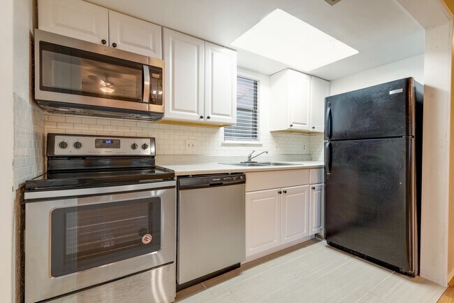 Photo - UT PRE-LEASE: 2 BR / 2 BA West Campus Condo - Walk to Campus - Newly Remodeled Kitchen