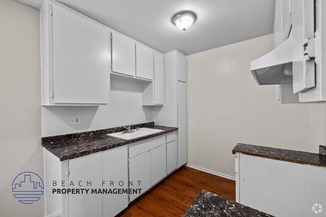 Building Photo - 1880 Locust Ave Rental