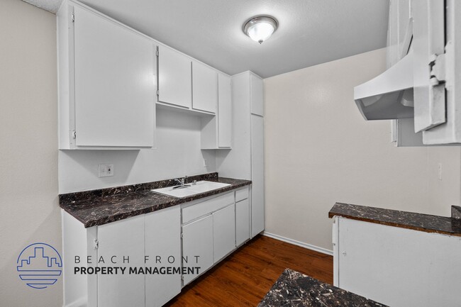 Building Photo - 1880 Locust Ave Rental