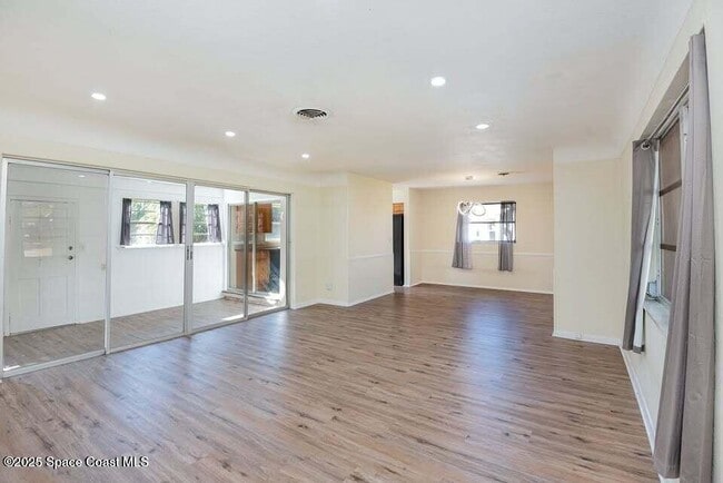 Photo - 2425 Heritage Dr