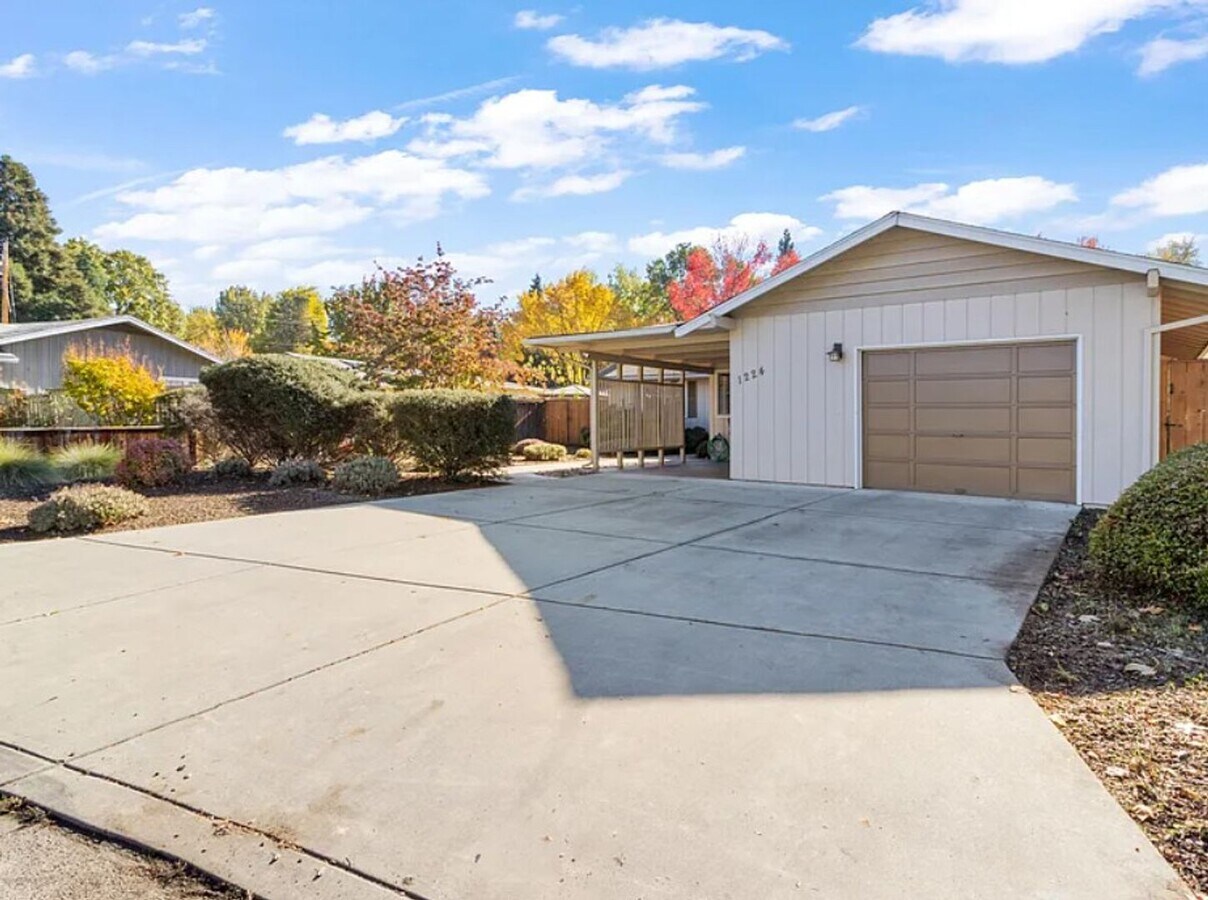 East Medford 3 Bedroom 2 Bathroom - East Medford 3 Bedroom 2 Bathroom House