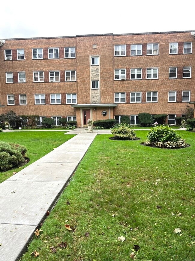 Building Photo - 2431 W Lunt Ave