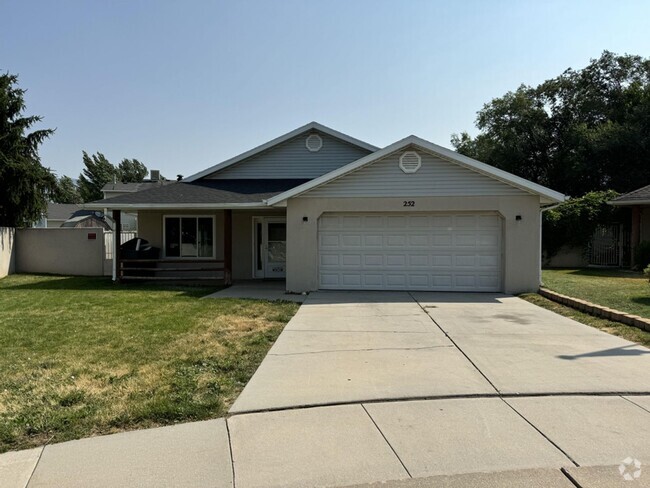 Building Photo - 3 Bed 2 Bath Single Level Patio Home