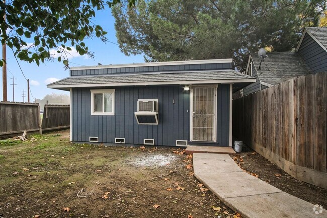 Building Photo - Updated Tri-Plex! Unit 1105 Rental