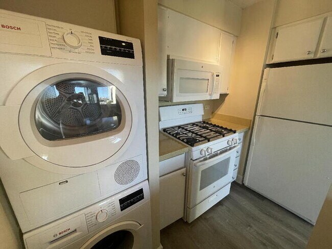 Photo - PAKALANA 2/1.5/1 cmpt pkg, sec, split A/C,... Unit APT 405