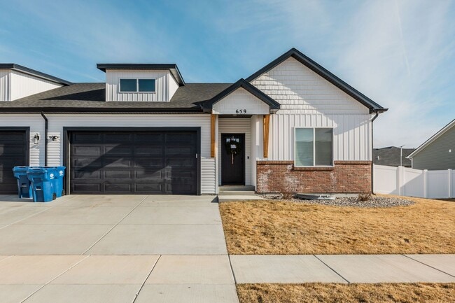 Building Photo - Modern 6 Bed, 4 Bath Twin Home in Sugar City!