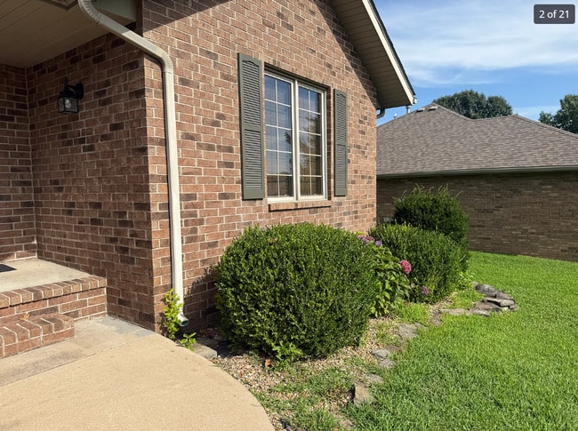 Building Photo - BEAUTIFUL FULLY FENCED HOME IN NIXA SCHOOL...
