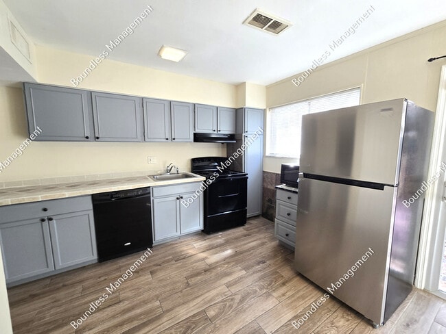 Photo - 3081 Colonial Way