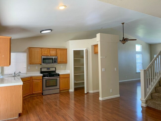 Building Photo - 4 Bedroom Home in Hollister with Huge Backyard!