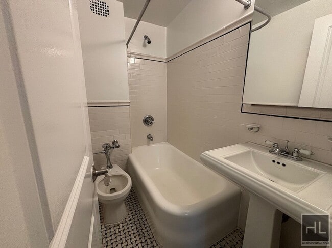 Photo - Christopher Street Unidad 1B