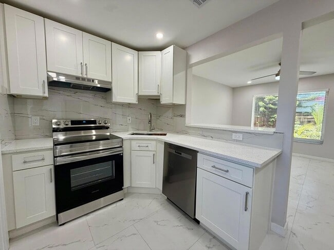Photo - 1652 NE 33rd St Unit B