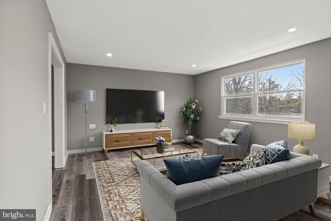 Photo - 2344 Fernwood Ave