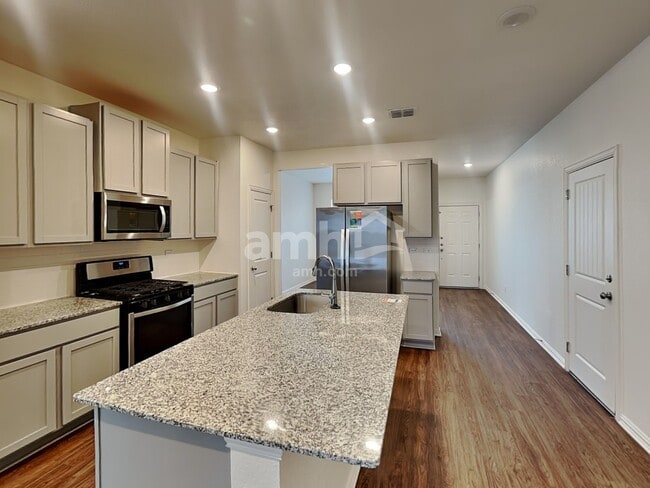 Photo - 2718 Wolfcreek