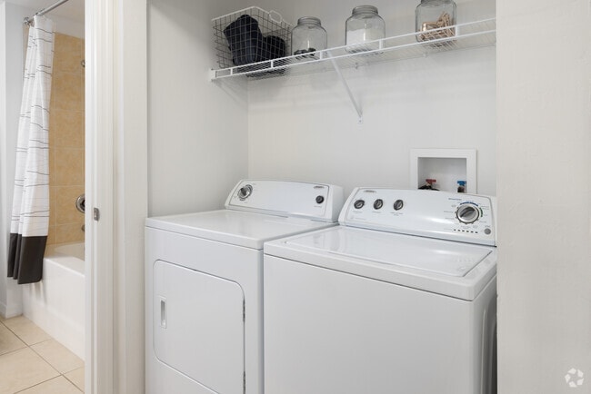 2 BR, 2 BA - 1100SF